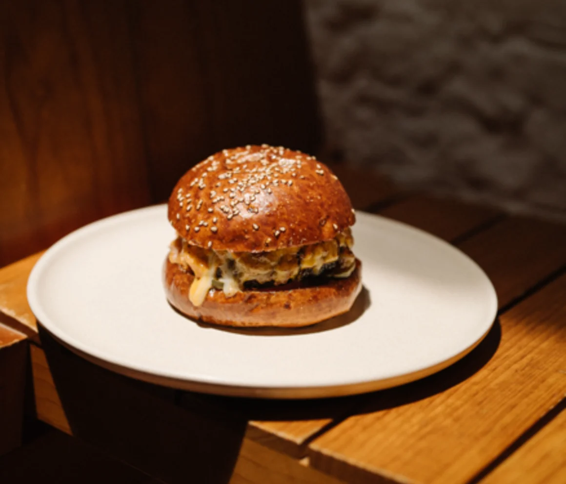 Una hamburguesa de un chef mexicano se convirtió en vía de alivio para los venezolanos damnificados