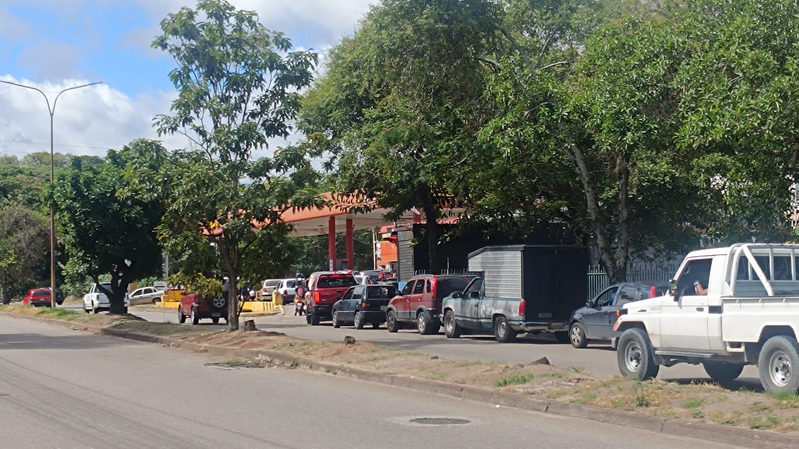 Apagones y falta de suministro reviven colas por escasez de combustible en Táchira