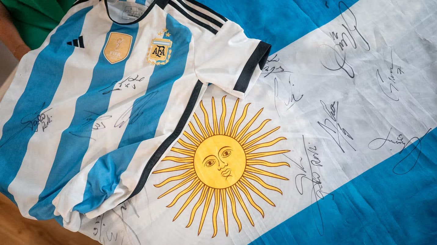 La "cazadora de autógrafos" de Argentina que estuvo a punto de perder sus tesoros en pleno Mundial