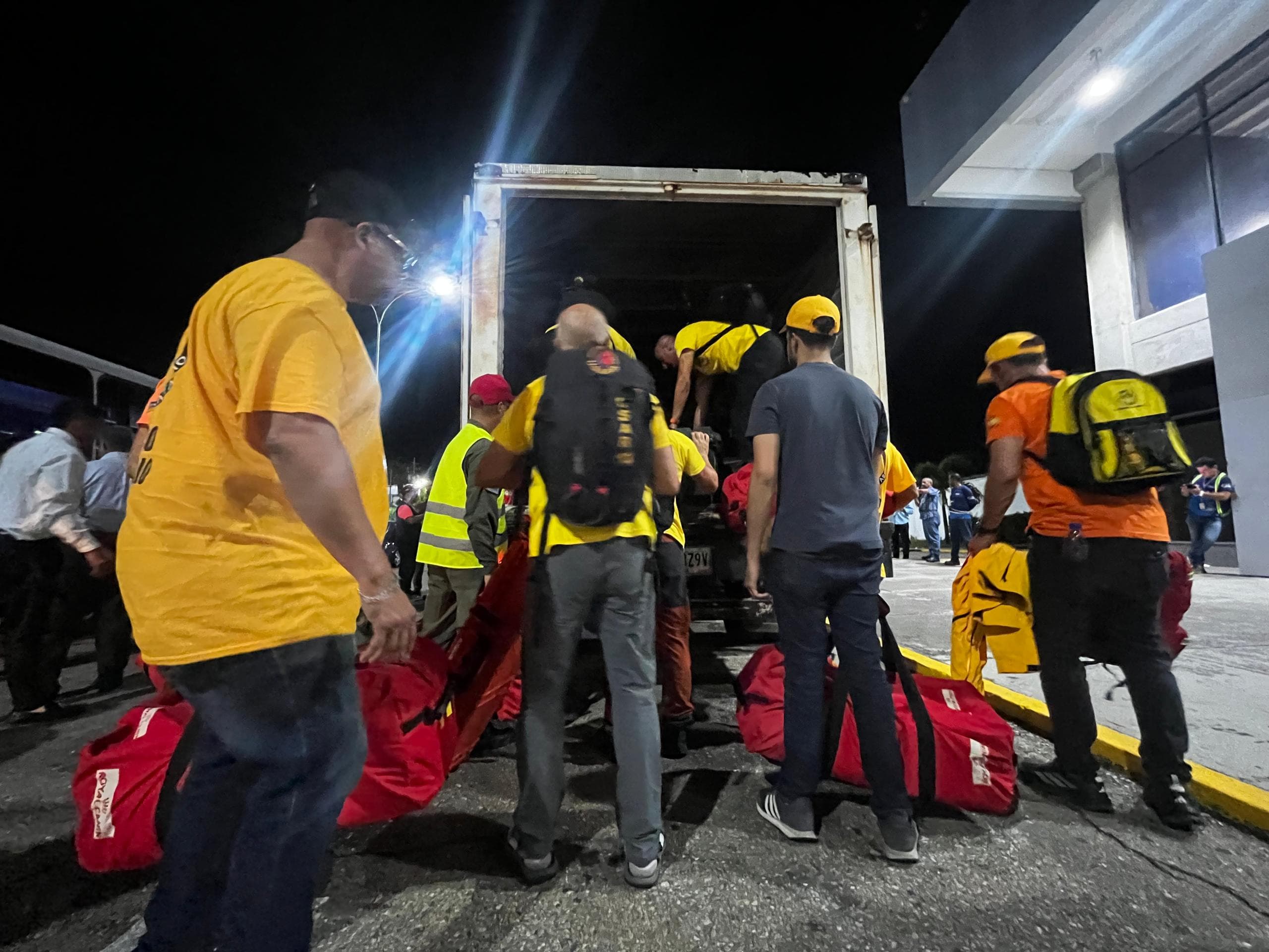 Tras llegada de rescatistas españoles al aeropuerto de Valencia se “desaparecieron” cajas de ayuda humanitaria