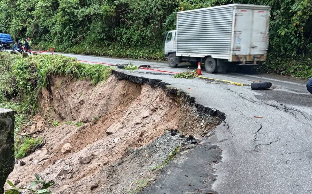 Con un peligroso precipicio quedó la vía de Barinas a Mérida tras las lluvias de este #3Jul
