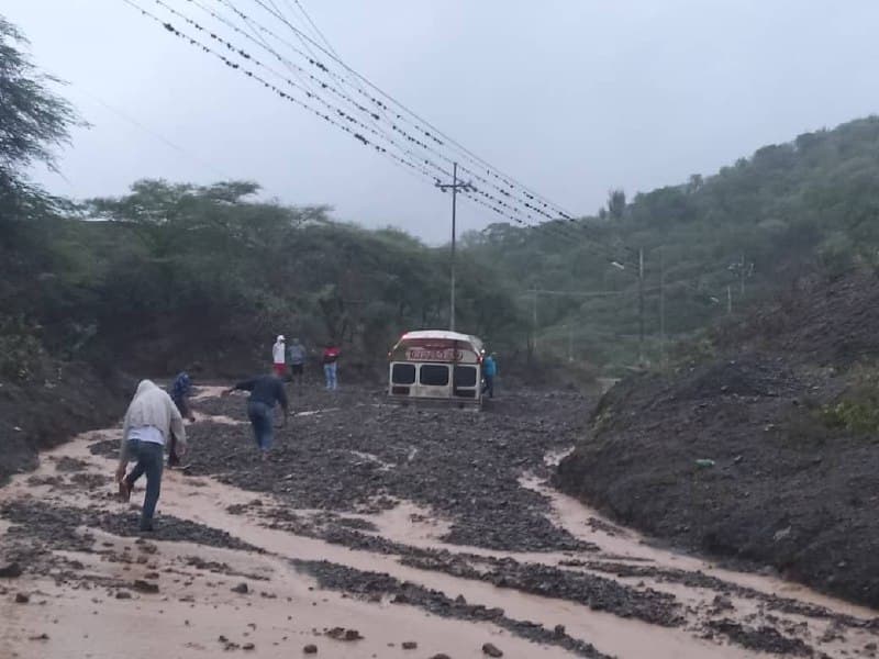 Fuertes lluvias desde la madrugada de este #3Jun en Lara dejan bloqueada la vía principal hacia Siquisique