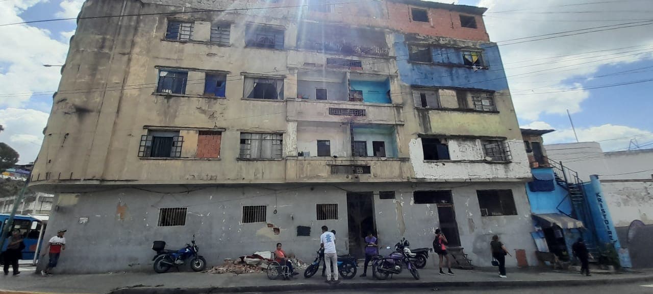 13 familias de La Silsa piden apoyo para reparar su edificio afectado por los terremotos