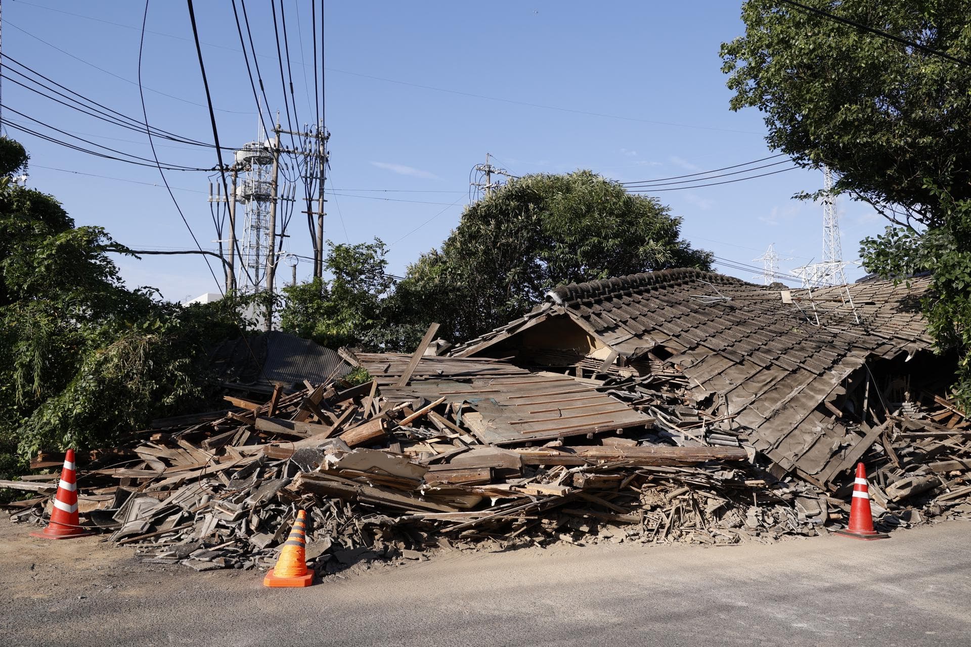 Japón vive horas críticas tras fuerte terremoto: buscan sobrevivientes entre los escombros bajo calor extremo