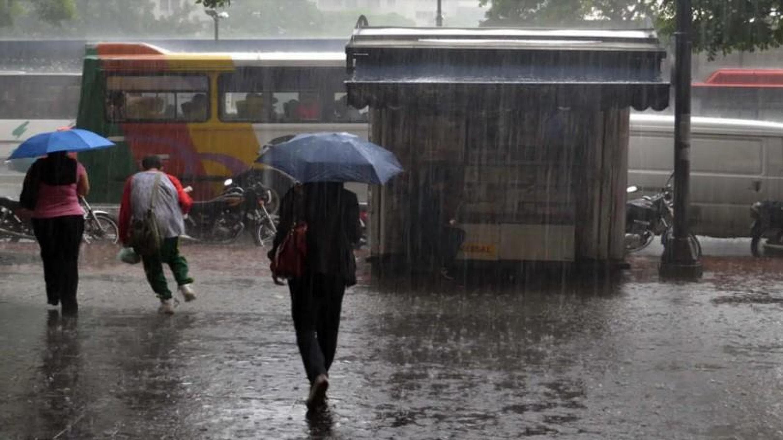 Lluvias este #25Jul: un rayo deja heridos en Valencia y calles se inundan en Caracas