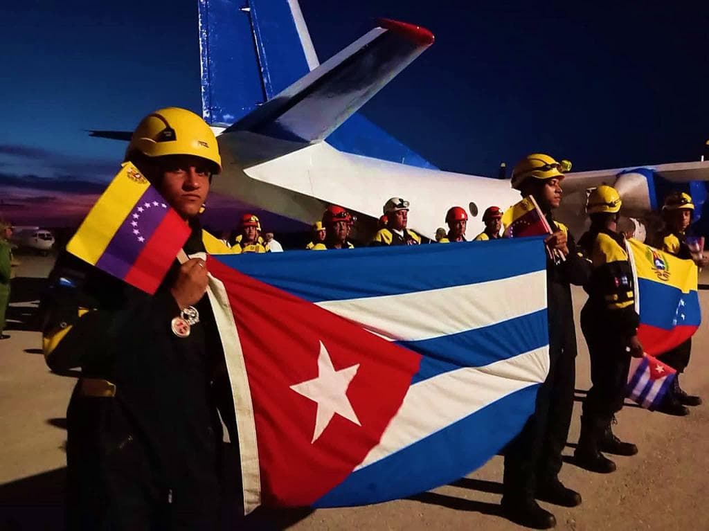 Regresaron a Cuba el equipo de rescatistas y médicos que enviaron a Venezuela tras los terremotos