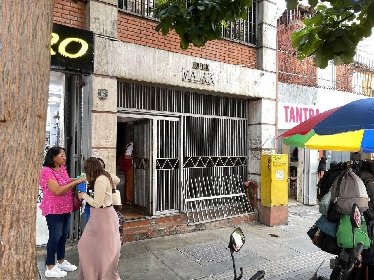 Residentes de edificio en Sabana Grande exigen soluciones ante el colapso del agua y la luz