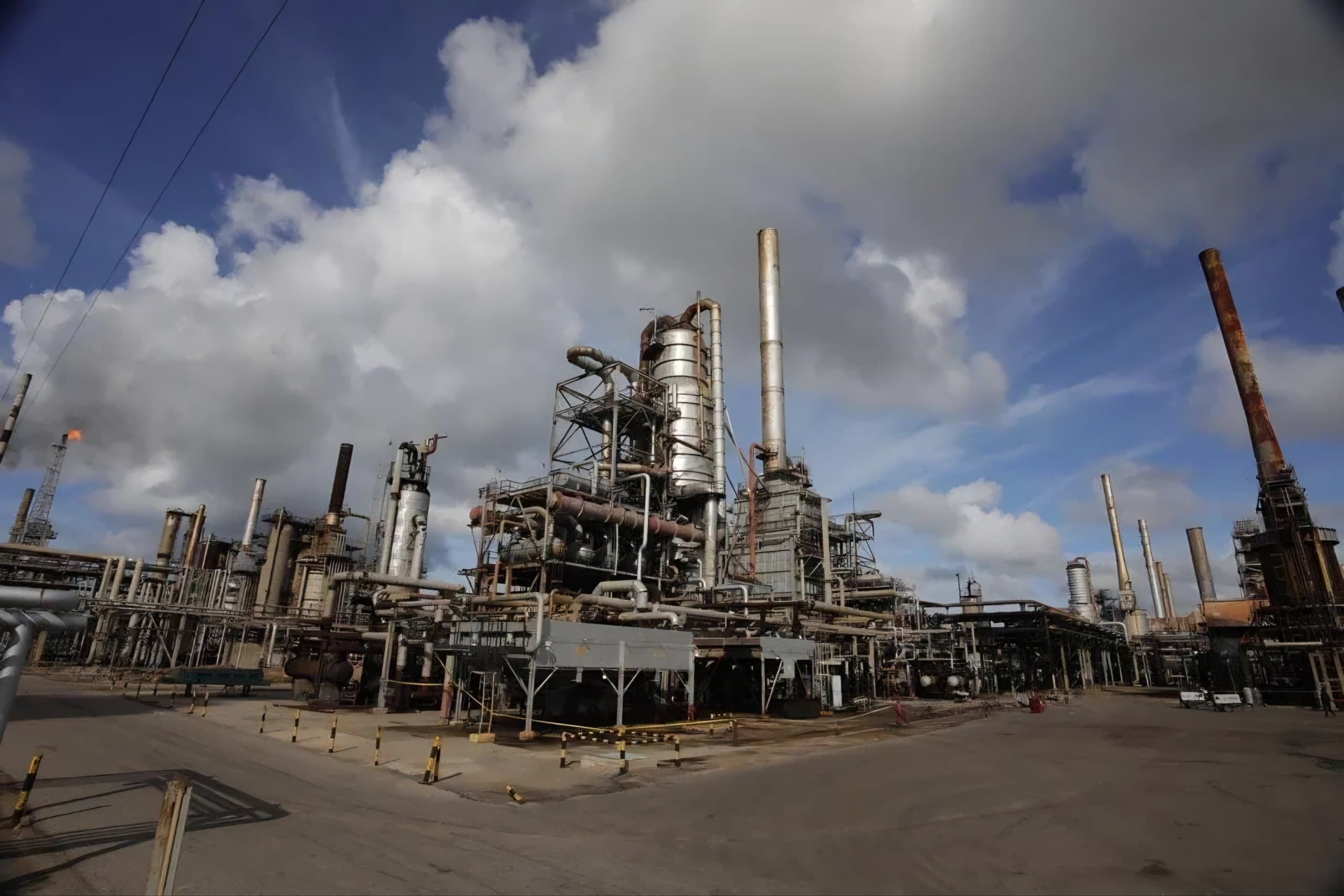Vacíos de información, contradicciones y un sistema eléctrico en ruinas ensombrecen el acuerdo petrolero