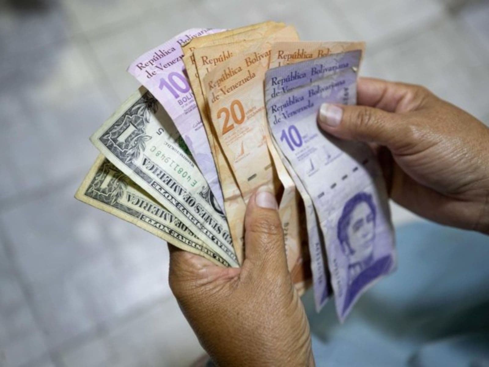 Venezolanos priorizan las mejoras económicas y nuevos liderazgos políticos según encuesta
