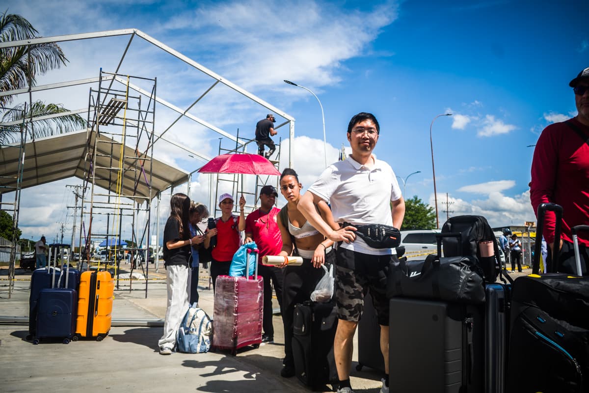 Viajeros madrugan hasta ocho horas para sortear el caos del aeropuerto de Valencia